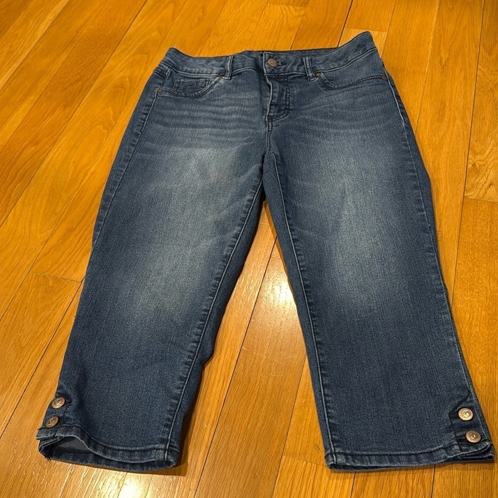 d. Jeans women’s capris jeans  size 6.